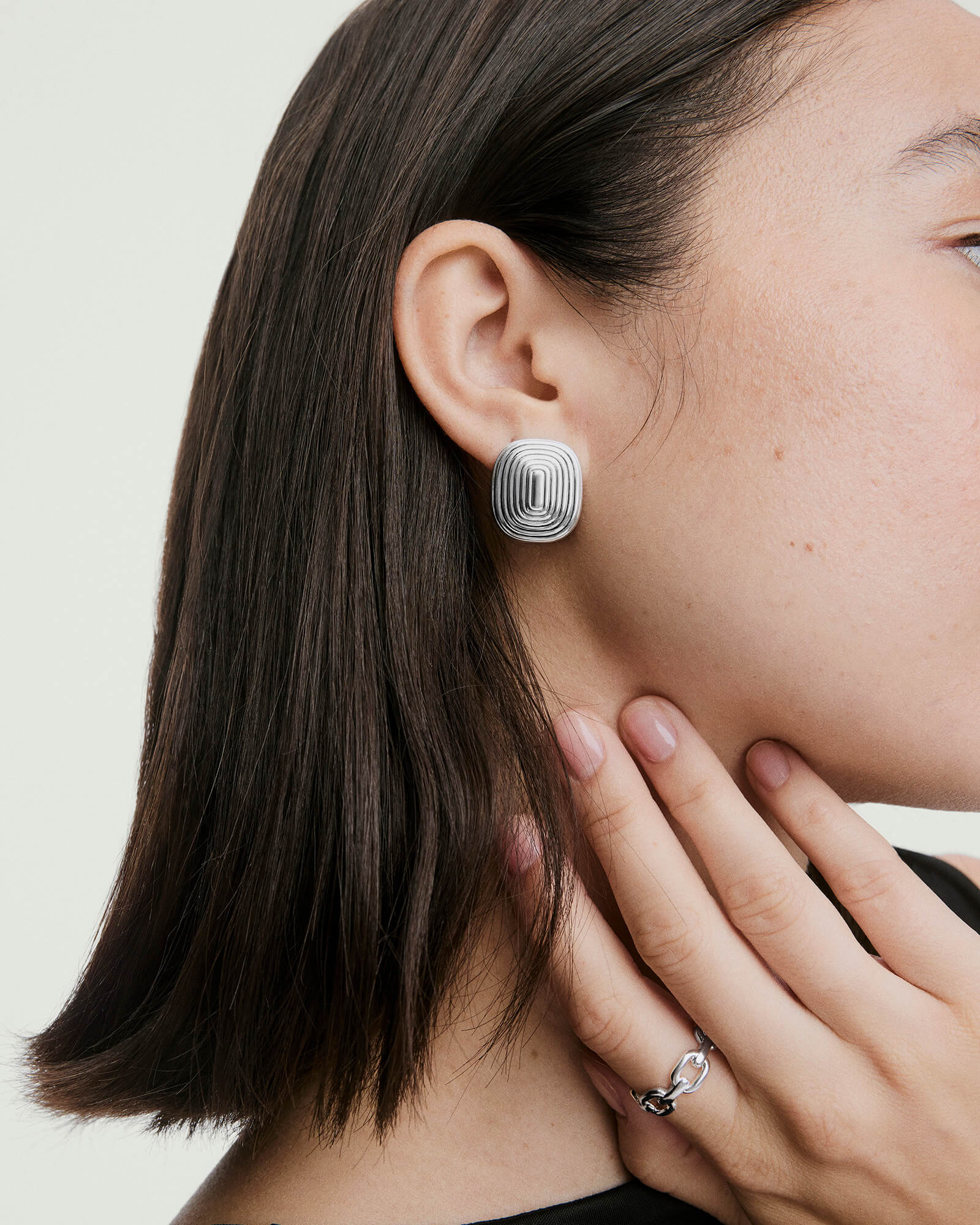 02-Stevie2.0_StevieRippleStuds_SS_OnFig_009