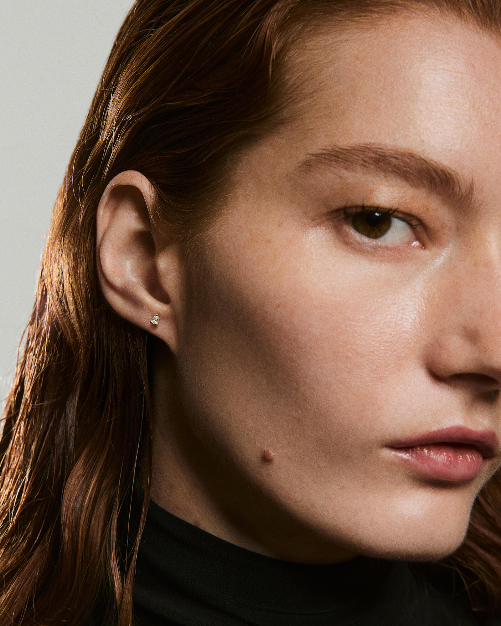 1-EarStylingStudRefresh_TinyPearDiamondFlatBackStud_YG_OnFigSolo_003