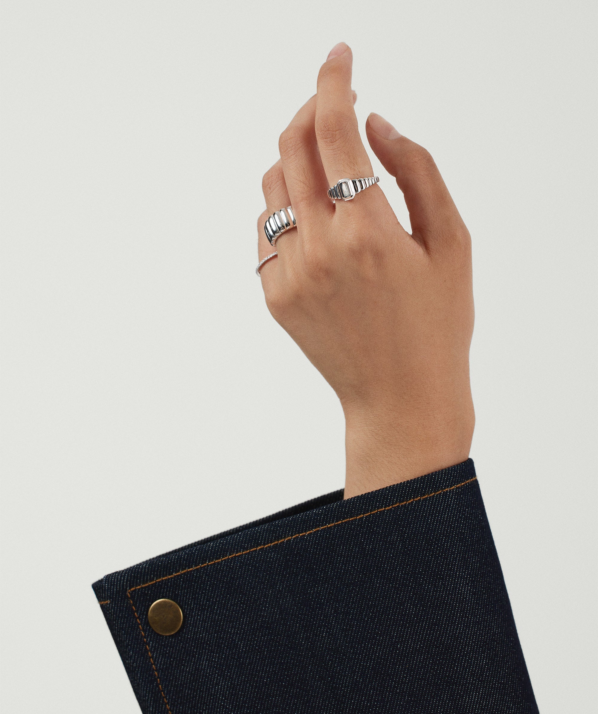 1-LETTERSHOPSIGNETSMENSCOINSIGNETS-CharlotteMiniSignetRingSilver-SS-Stack_042