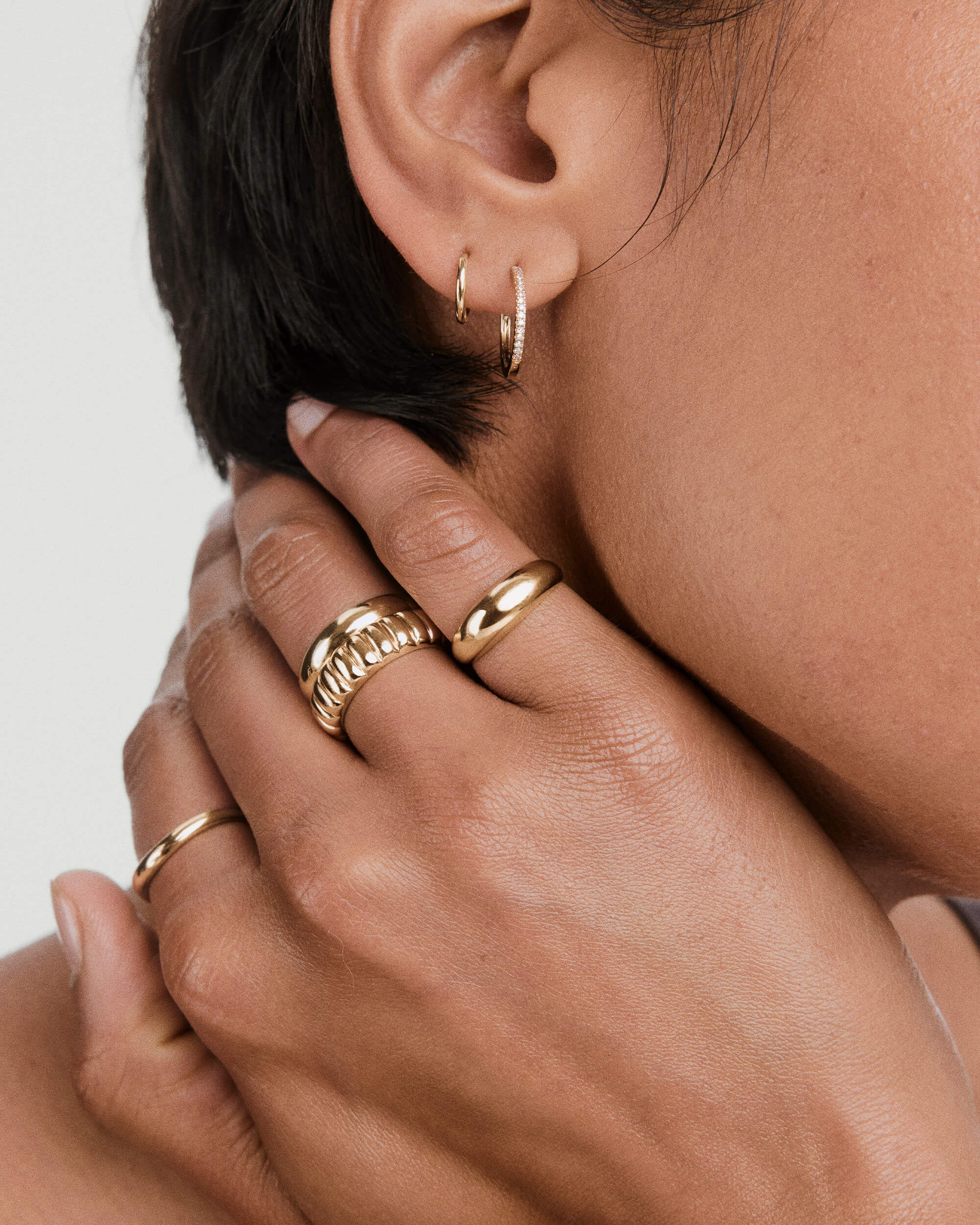 1-Reshoot_PaveDiamondSmallHoops_YG_OnFig_054_1