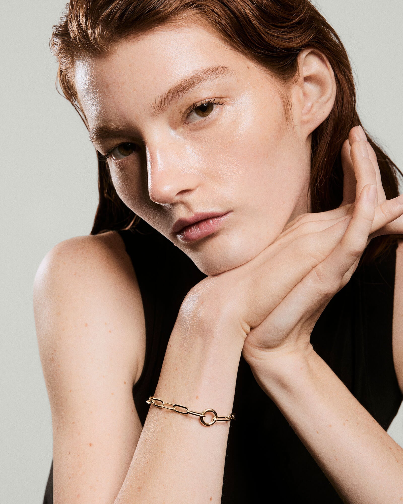 1-VermeilPaperclipChainCharmBraceletGothicLetter_PaperclipChainCharmBracelet_V_OnFigSolo_034