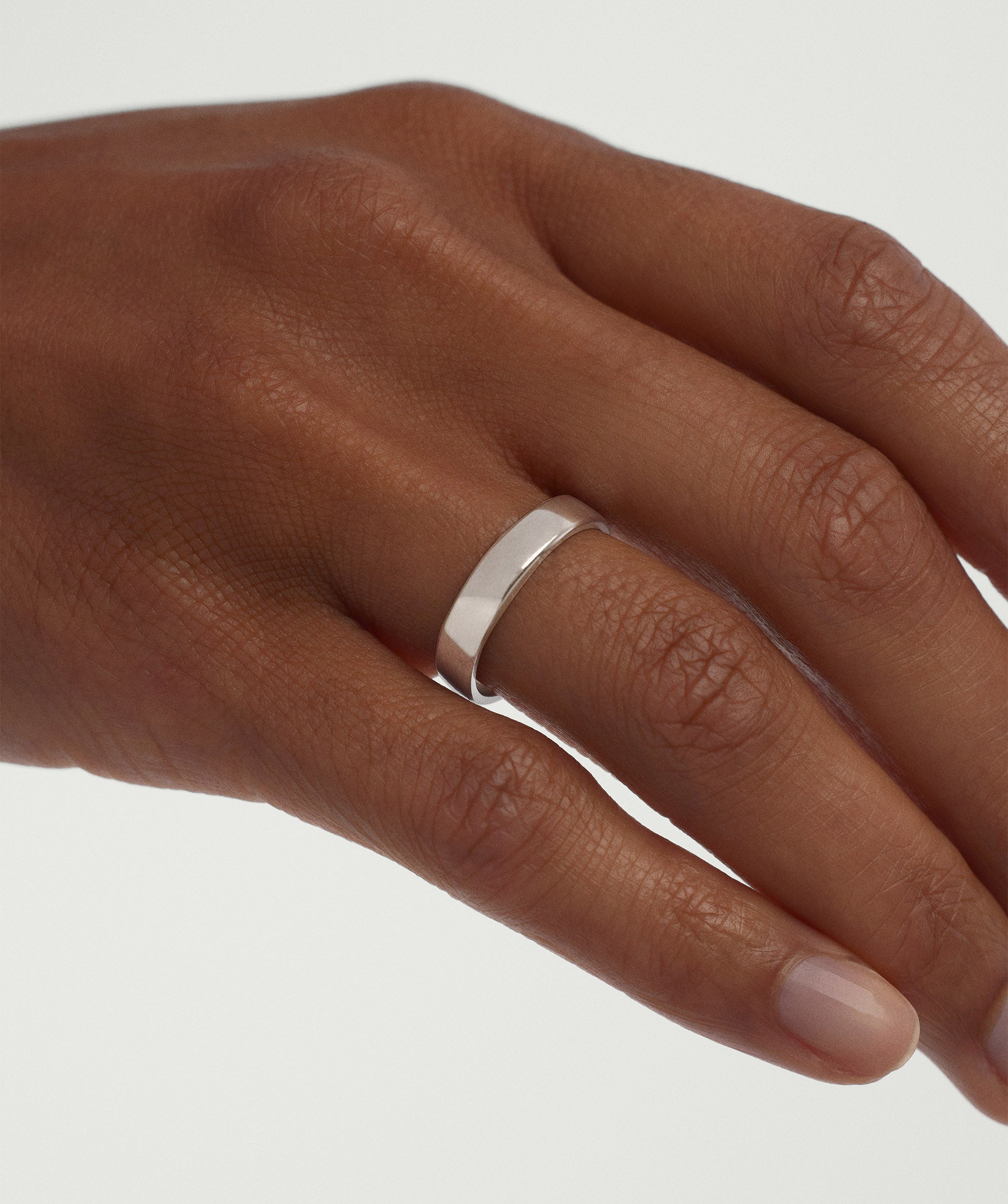 1-WEDDINGBANDS-4mmSmoothBandPlatinum-P-Stack_068_7becc978-8fc1-46cd-9e1d-b4e3da0b0f28