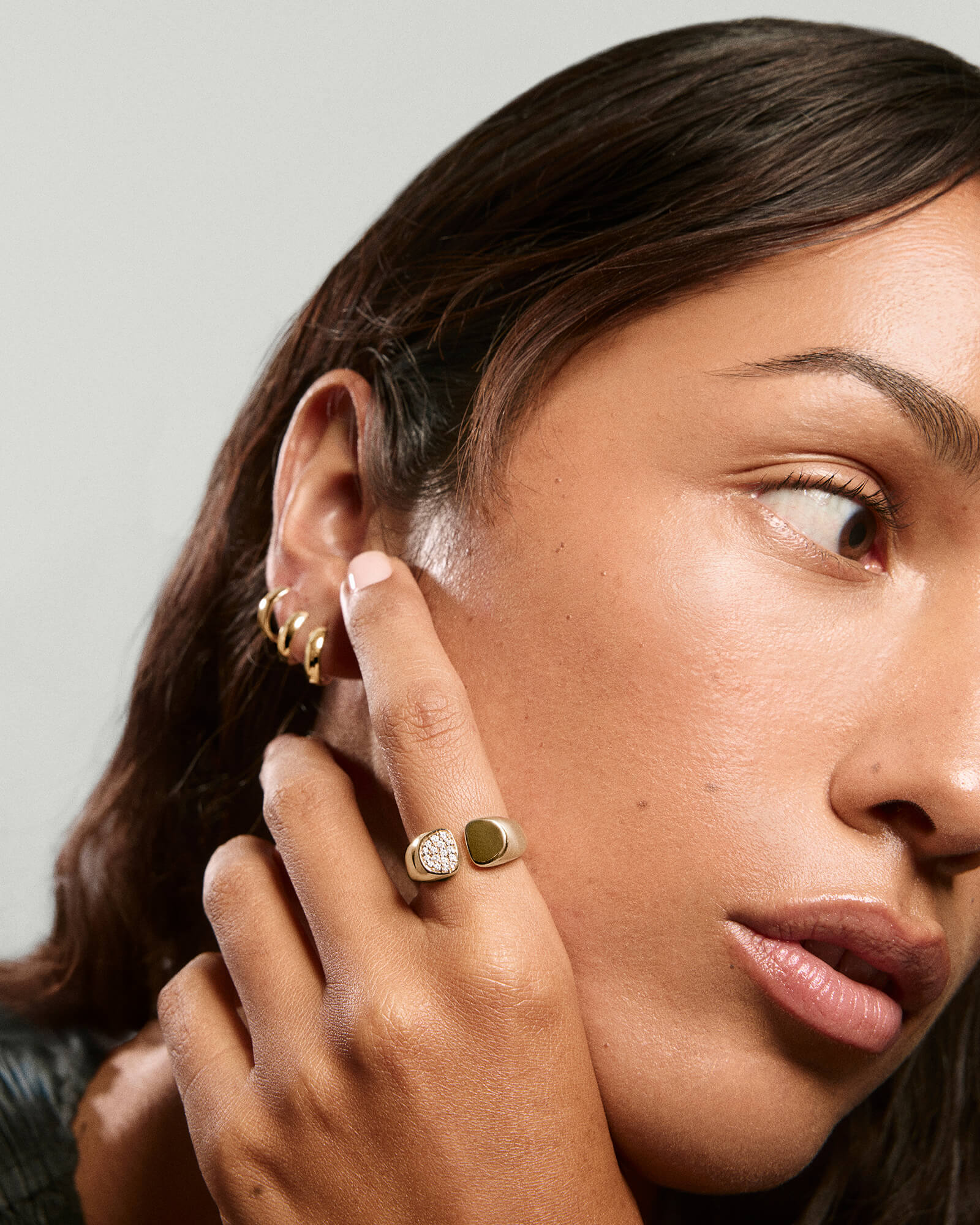 3-DifferentiatedLGS_OpenSignetRingPaveDiamond_YG_OnFigSolo_027