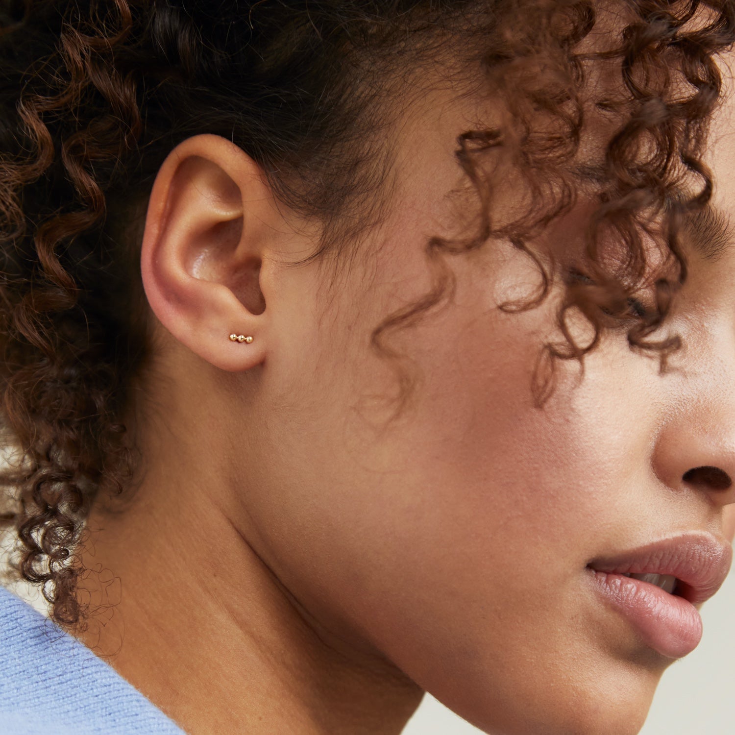 3_BarSpheres_Earring_YG_Rich_HERO_3205