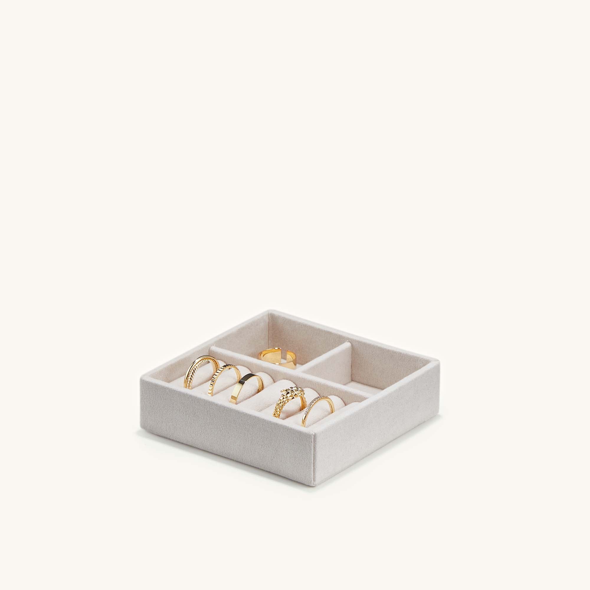 SmallJewelryBoxBeige_Lifestyle_leather_tray1-0133_7a27cb0d-1500-48a4-8b7d-b0b8fbed1424